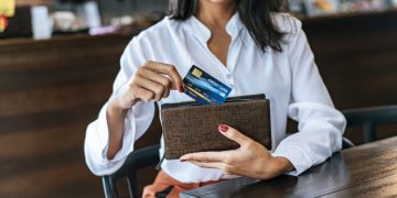 Mujer usando la tarjeta Entel Visa.