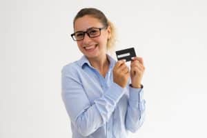 Mujer feliz con su Tarjeta Ripley Mastercard Black;