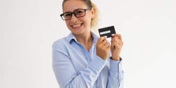 Mujer feliz con su Tarjeta Ripley Mastercard Black;