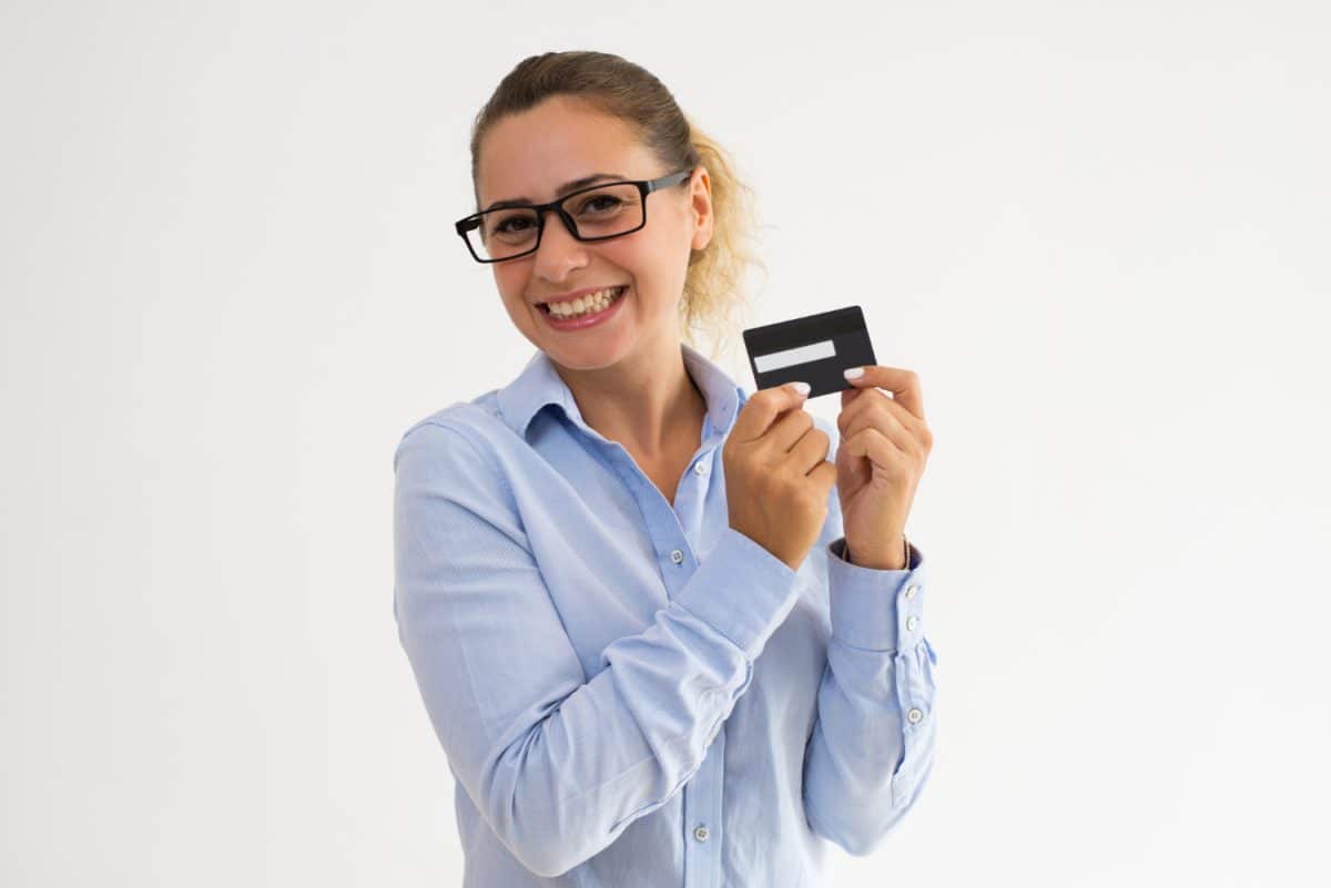 Mujer feliz con su Tarjeta Ripley Mastercard Black;