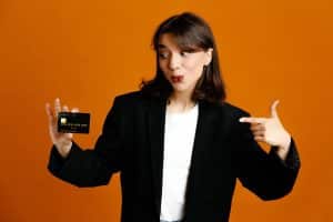 Mujer con tarjeta Ripley Mastercard Black.
