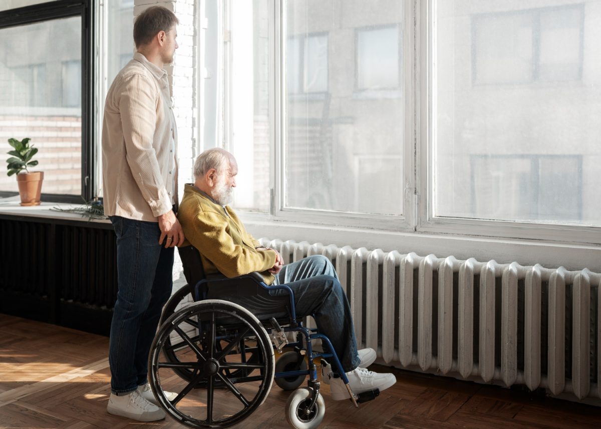 Idoso ganhando benefício de aposentadoria por invalidez após descobrir doença.