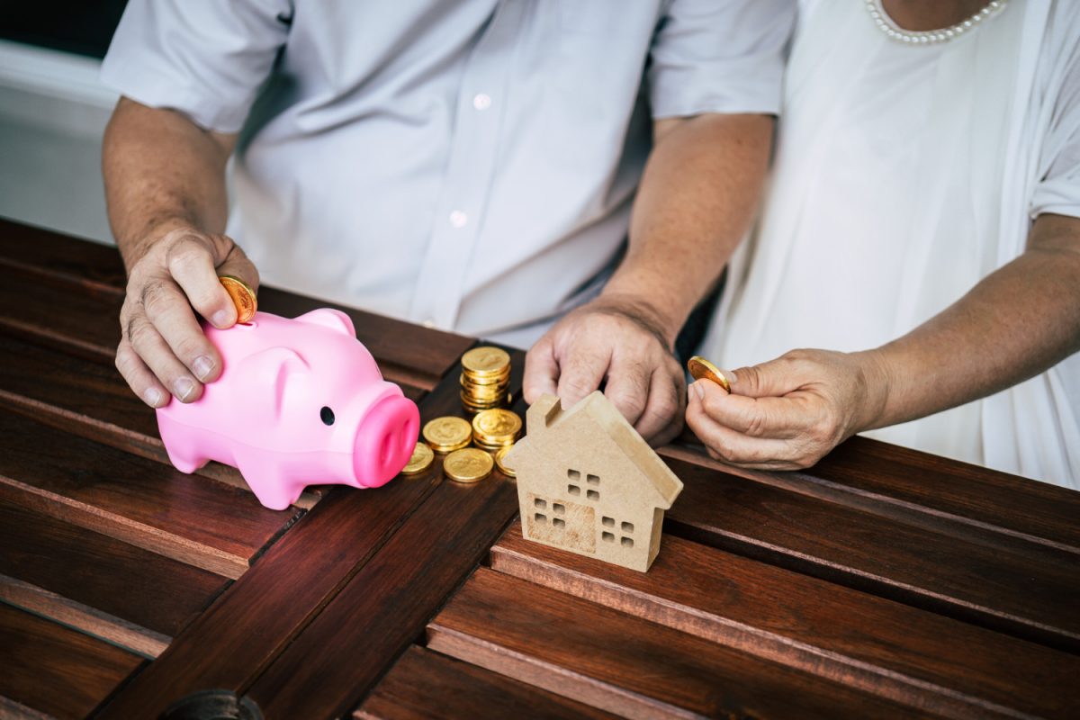 Família juntando dinheiro ao descobrir Comprar um imóvel com baixa renda.