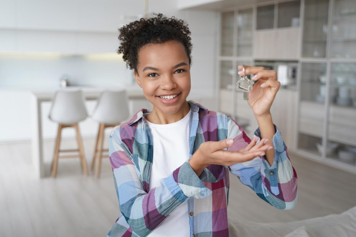 Mulher feliz com a chave da própria casa ao aprender Como se inscrever no Minha Casa Minha Vida 2024.