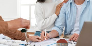 Casal feliz ao se inscrever em consórcio imobiliário para 2024