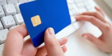 Someone using the Discover it Cash Back Credit Card in the computer.