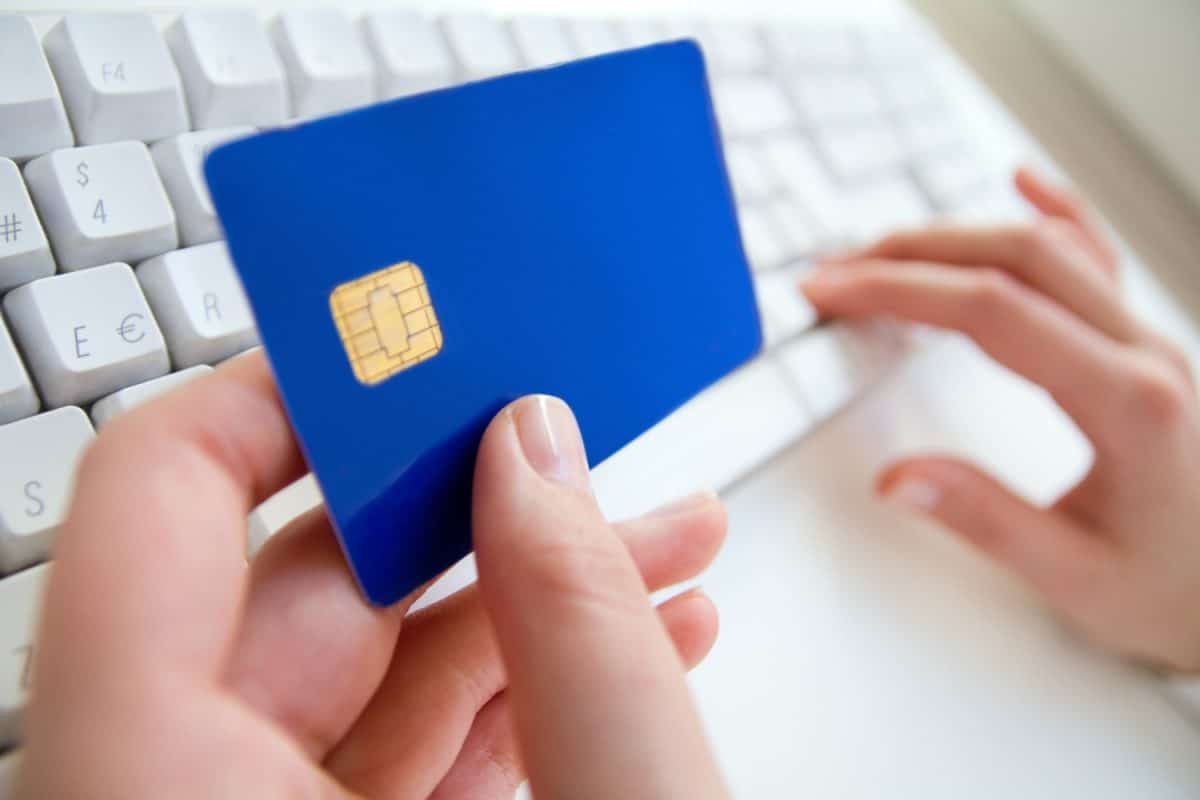 Someone using the Discover it Cash Back Credit Card in the computer.