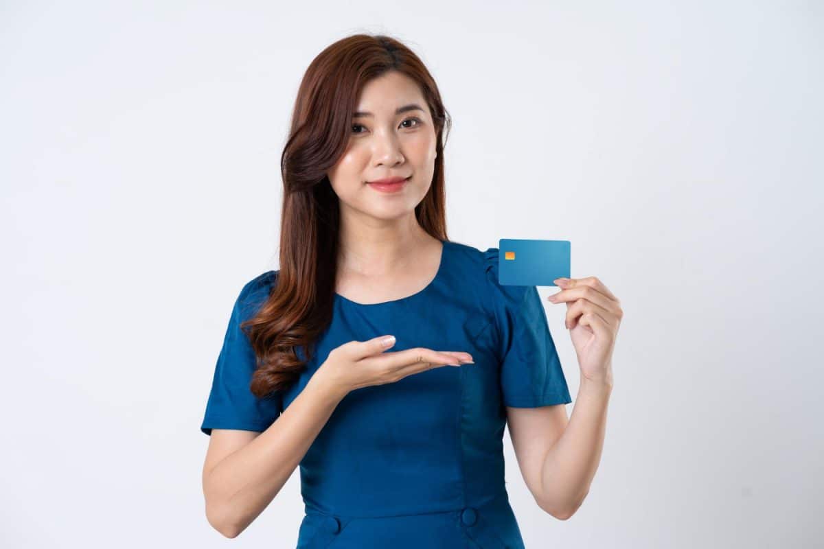 Mujer usando la tarjeta Lider BCI Visa.