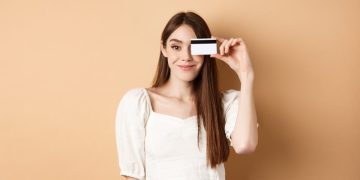 A girl using the Neo Credit Card and being happy.