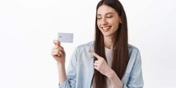 Mujer feliz con la tarjeta CMR Falabella Mastercard Premium.