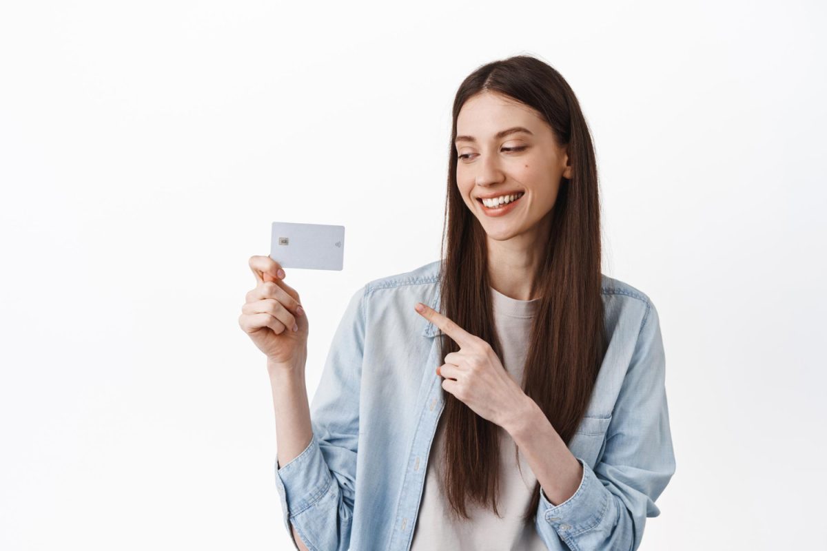 Mujer feliz con la tarjeta CMR Falabella Mastercard Premium.