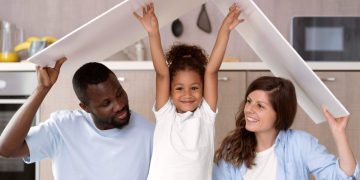 família feliz ao seguir os requisitos do Minha Casa Minha Vida para participar do programa.