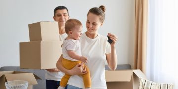 família feliz ao descobrir quais são os requisitos do Minha Casa Minha Vida e conseguir a casa própria.