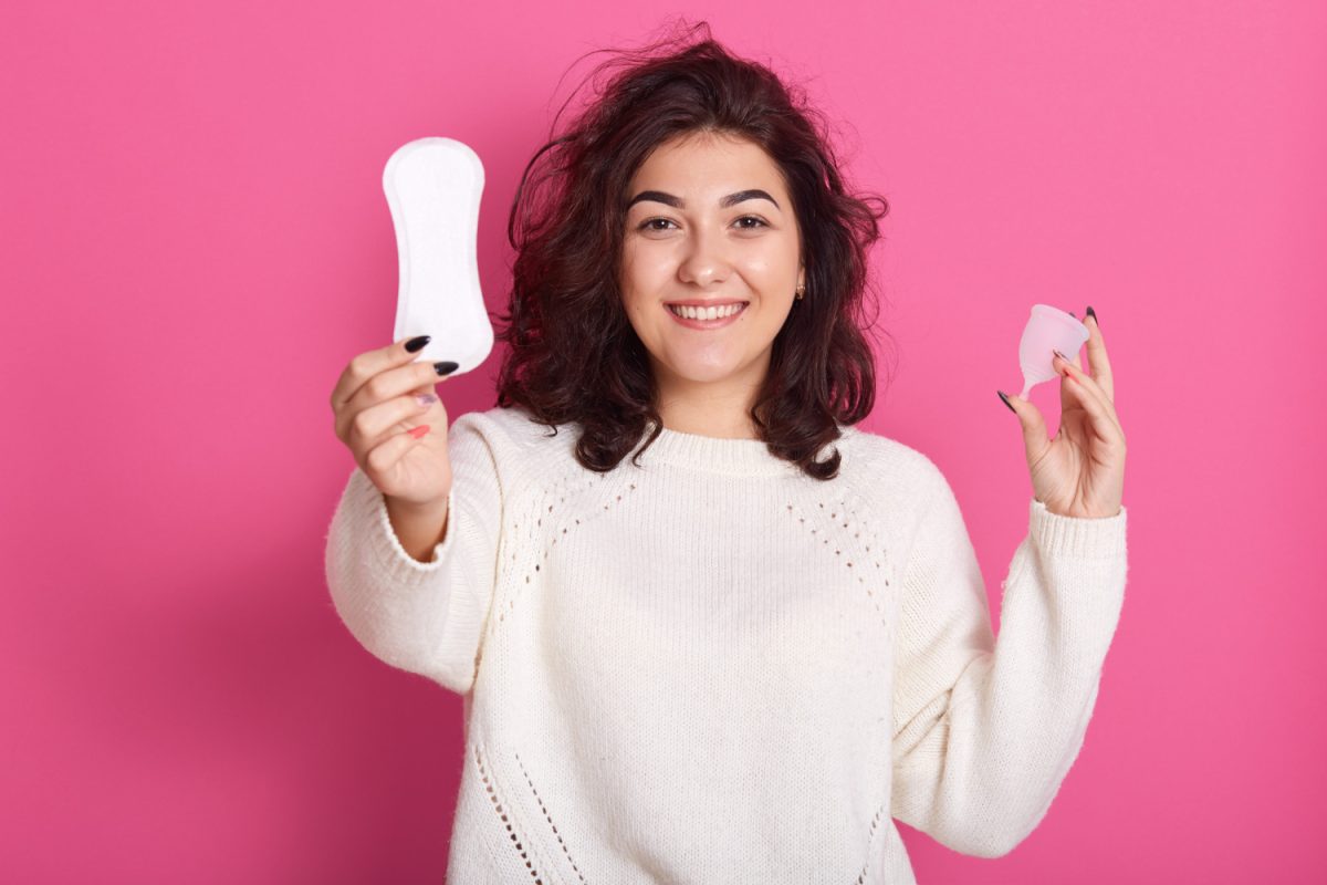 mulher conseguindo absorventes pelo SUS