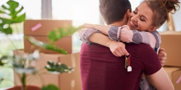 Casal feliz depois de dedicir escolher entre apartamento na planta ou em construção