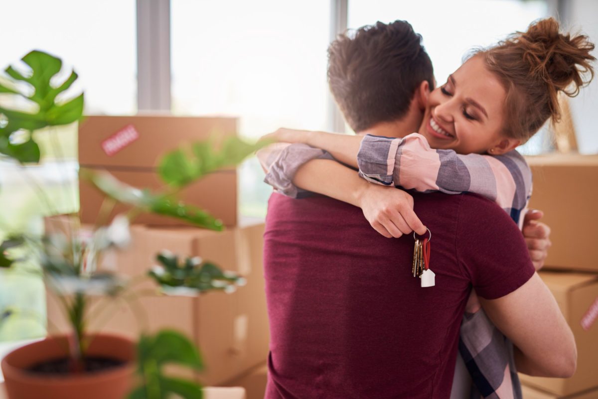 Casal feliz depois de dedicir escolher entre apartamento na planta ou em construção