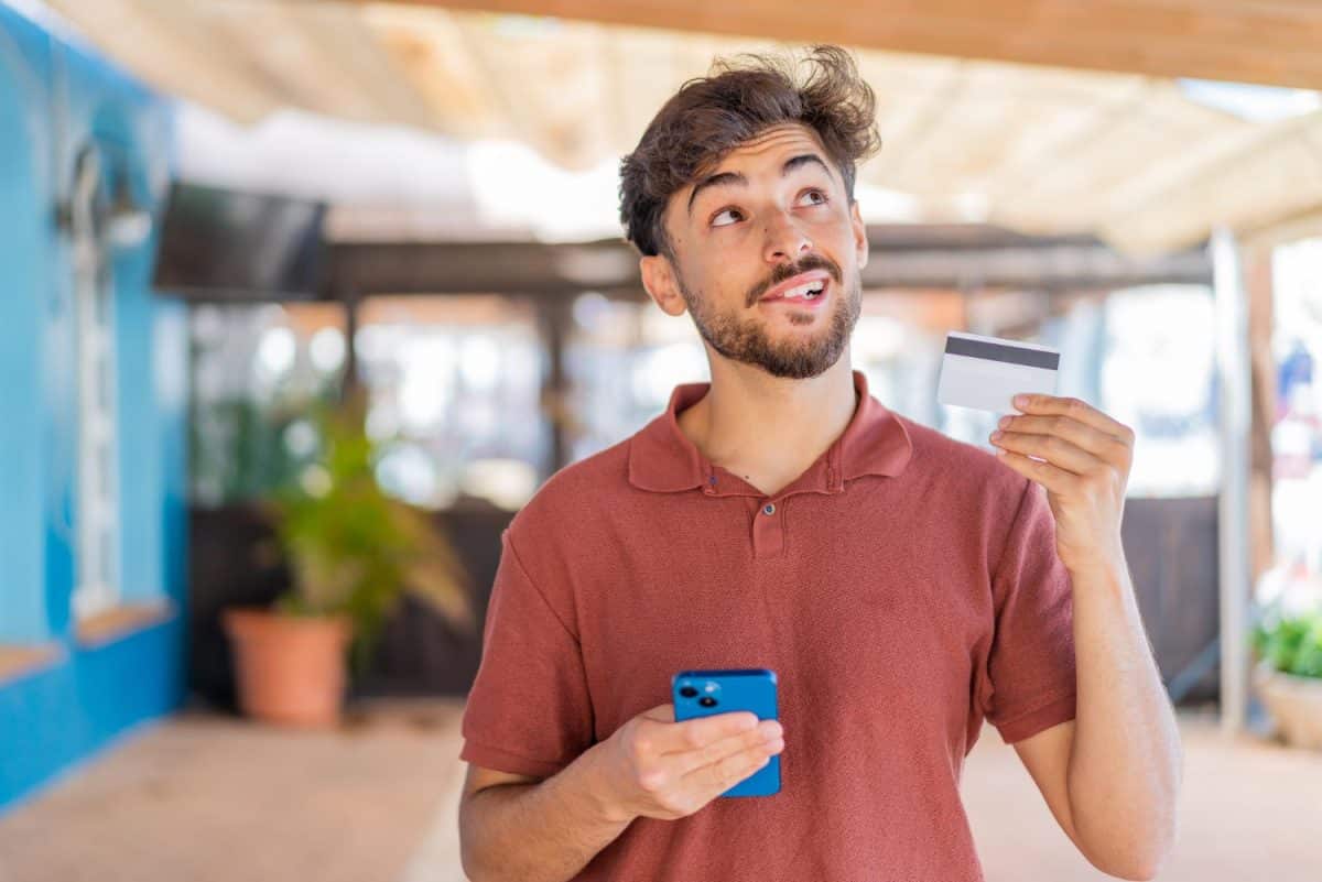 A guy learning how to apply for a credit card in Canadá and enjoying possibilities.