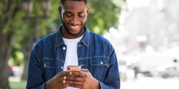 hombre usando innovación financiera en su teléfono celular con fintechs.