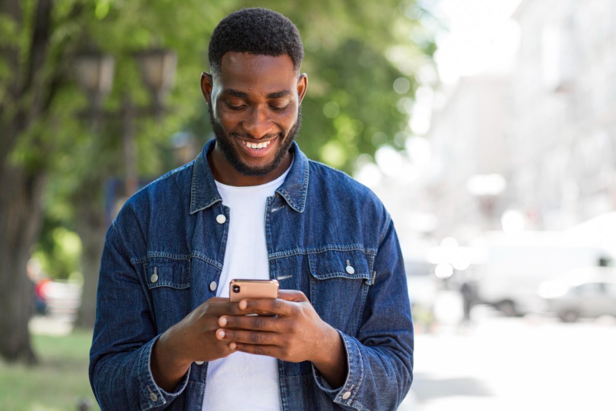 hombre usando innovación financiera en su teléfono celular con fintechs.