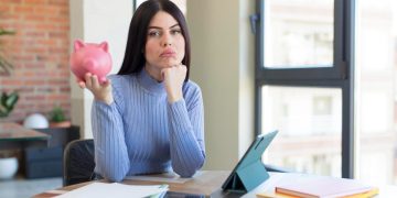 Mujer descubriendo los hábitos que sabotean nuestras finanzas.