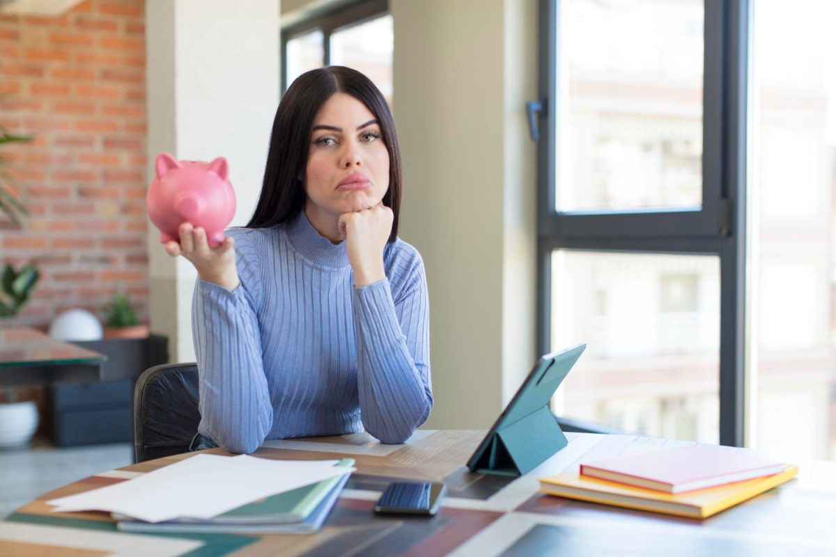 Mujer descubriendo los hábitos que sabotean nuestras finanzas.