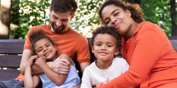 família feliz ao contar com o Salário-Família.