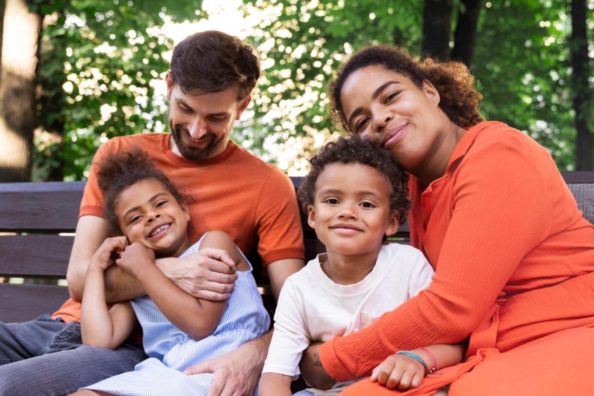 família feliz ao contar com o Salário-Família.