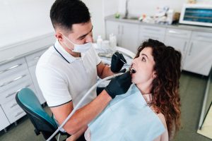 Mulher recebendo tratamento odontológico no Brasil Sorridente.
