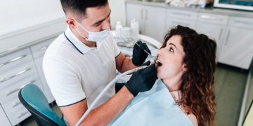 Mulher recebendo tratamento odontológico no Brasil Sorridente.