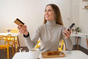 Mujer aprendiendo cómo utilizar correctamente la tarjeta de crédito.