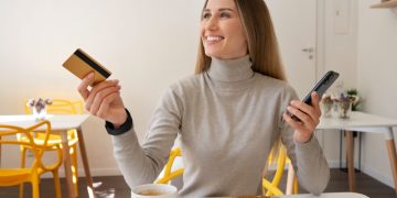 Mujer aprendiendo cómo utilizar correctamente la tarjeta de crédito.