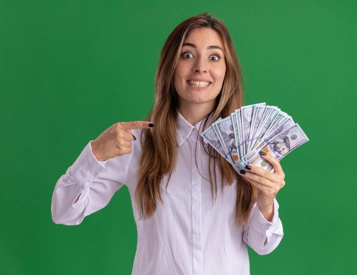 mujer sosteniendo dólares entendiendo el comportamiento del dólar.