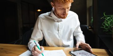 Un hombre aprendiendo Cómo organizar las finanzas personales.