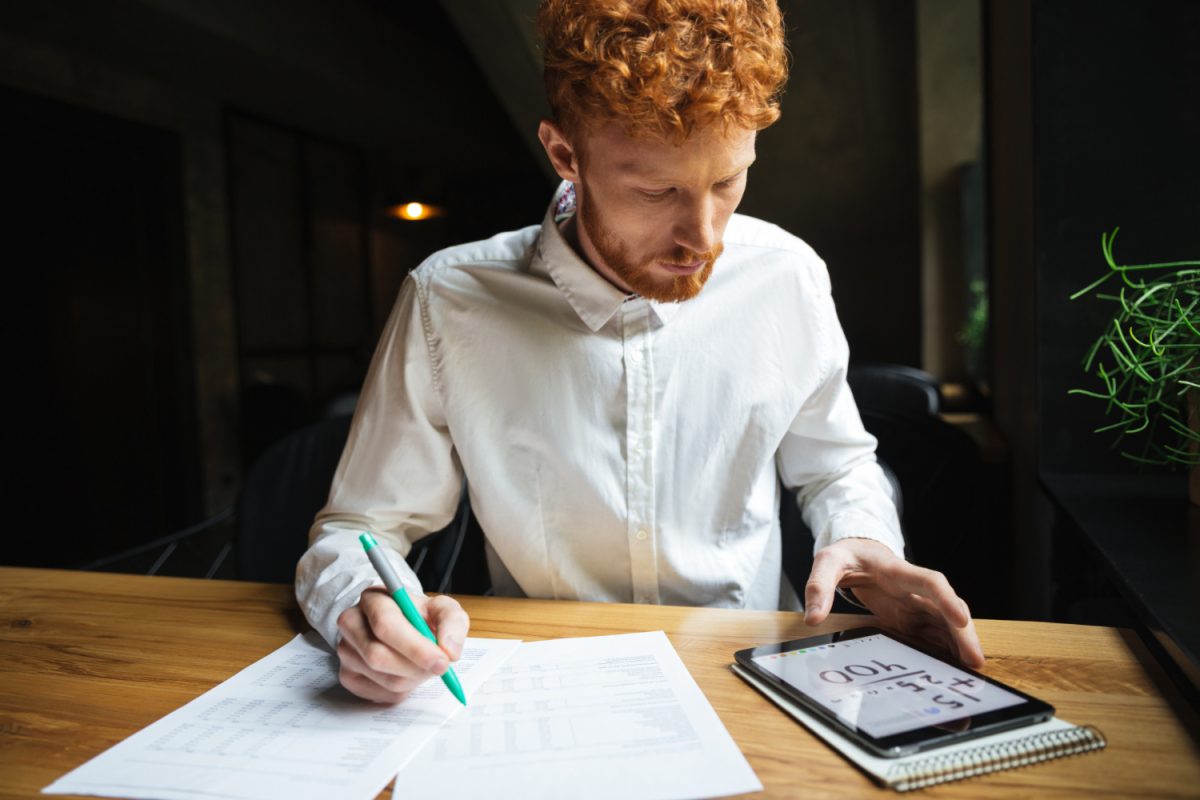 Un hombre aprendiendo Cómo organizar las finanzas personales.