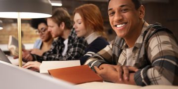 Estudantes felizes ao saberem do Fies Social.