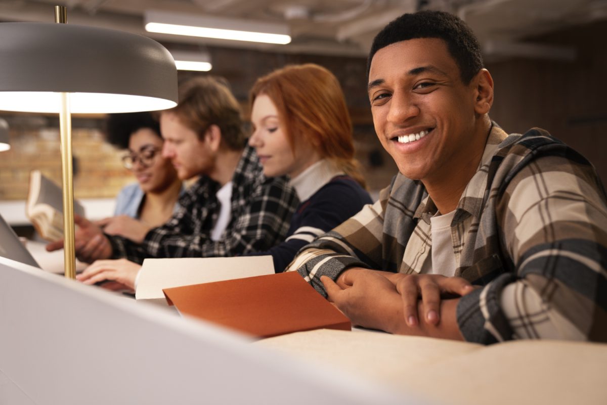 Estudantes felizes ao saberem do Fies Social.