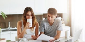 Hombre y mujer haciendo las finanzas en pareja.