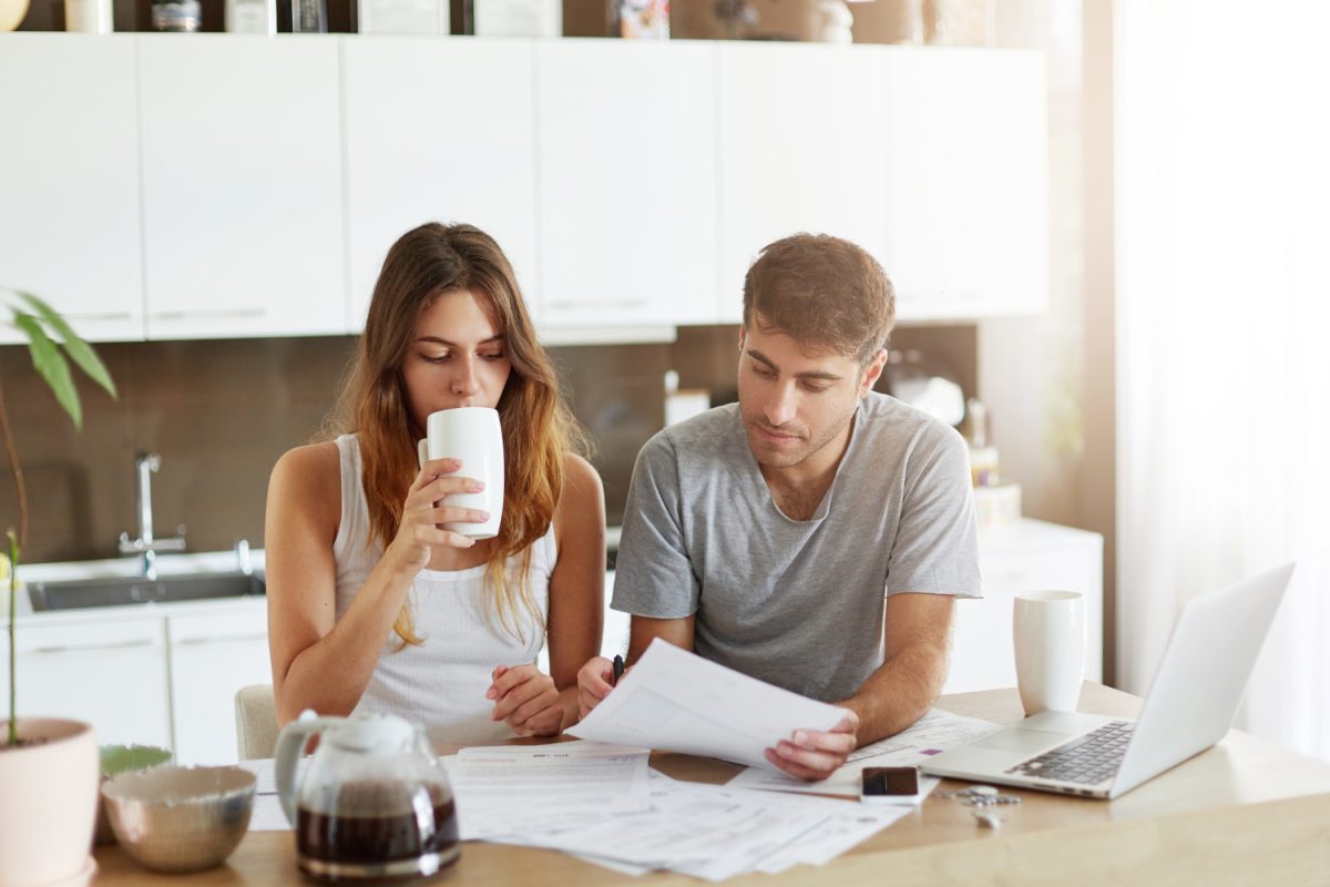 Hombre y mujer haciendo las finanzas en pareja.