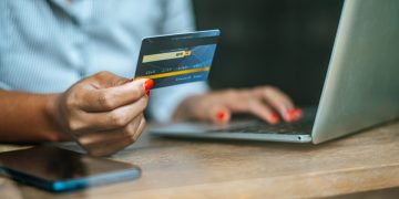 Woman using her Amazon Prime Visa.