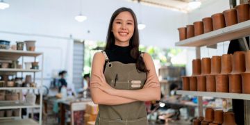 Mulher empreendedora aproveitando o Desenrola Pequenas Empresas.