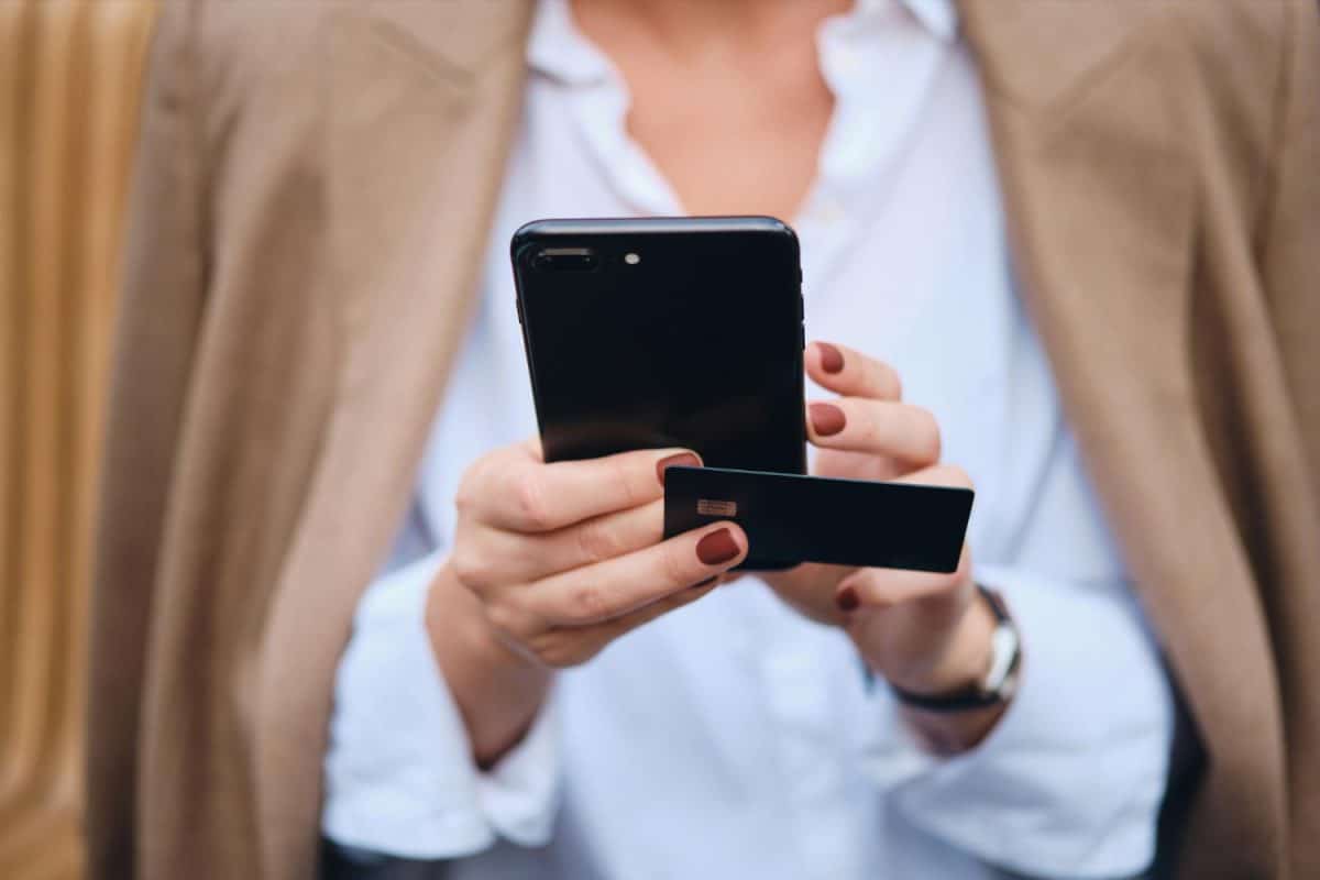 Someone holding a GM Business Card.