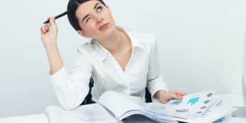 Mujer descobriendo Cómo ser financieramente independiente.