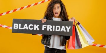 mulher aproveitando a Black Friday 2024.