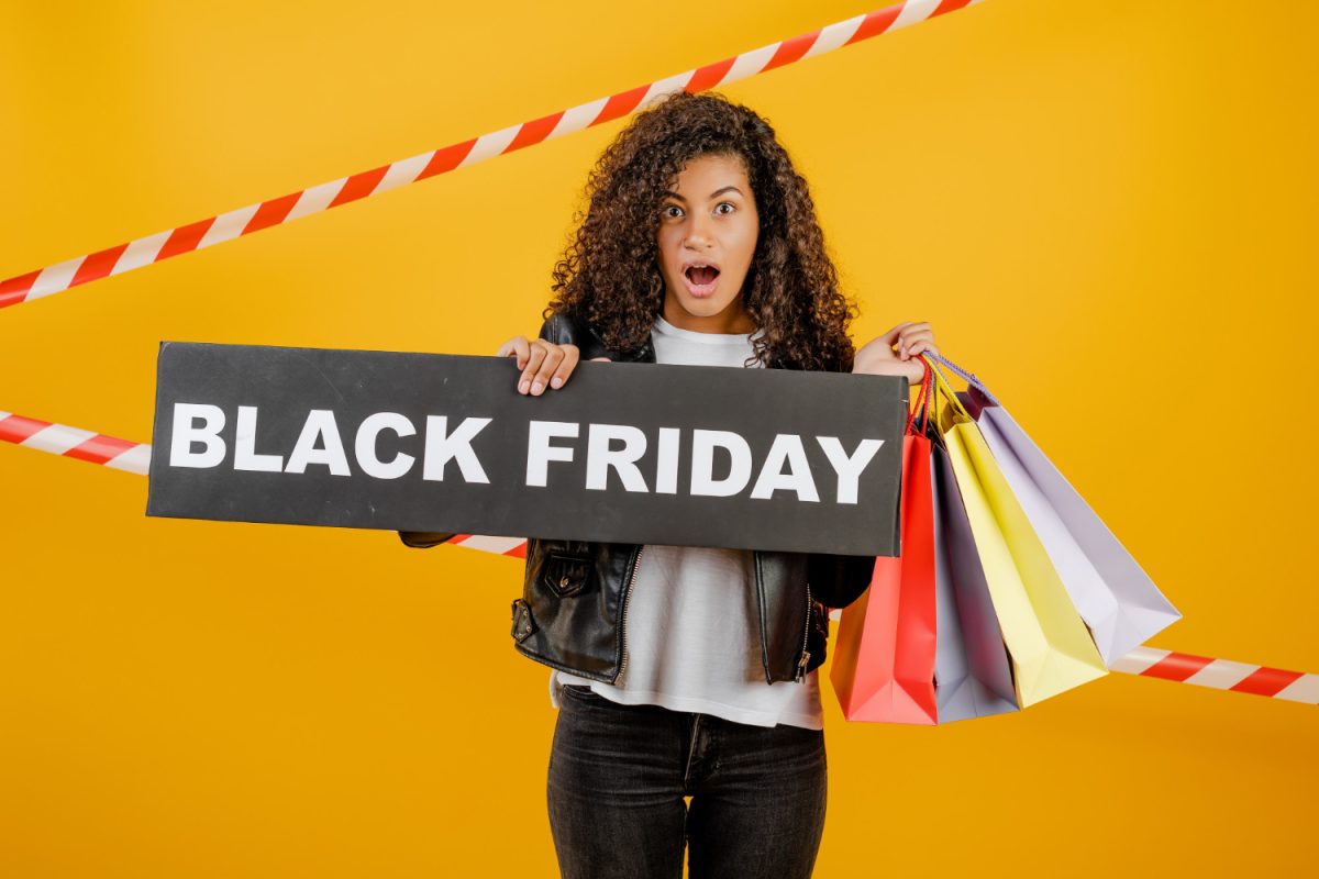 mulher aproveitando a Black Friday 2024.
