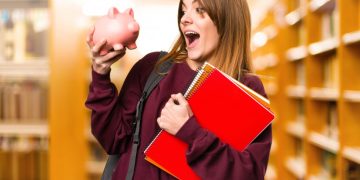 Mulher baixa renda que ganha auxílios para estudantes.