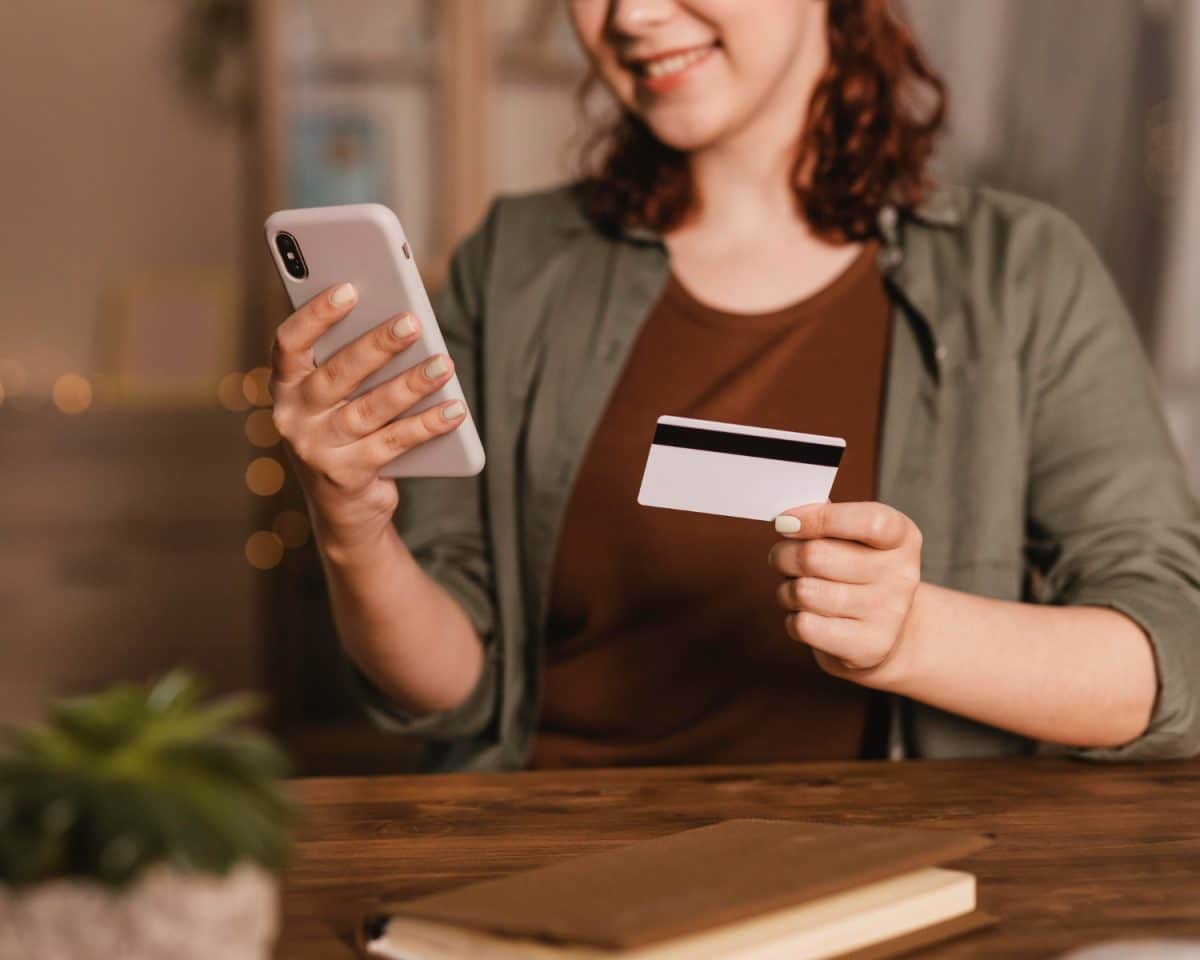 woman learning about credit card autopay.