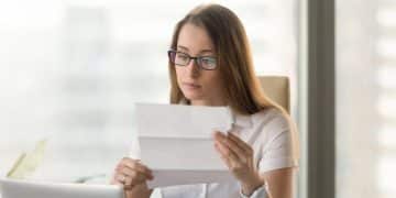 Mulher em dúvida sobre Pagar mínimo ou parcelar fatura do cartão.