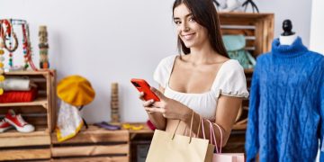 Mulher aprendendo se vale a pena Comprar à vista ou parcelado.