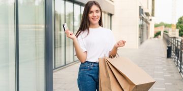 Mujer descubriendo Cuota anual de tarjeta de crédito.