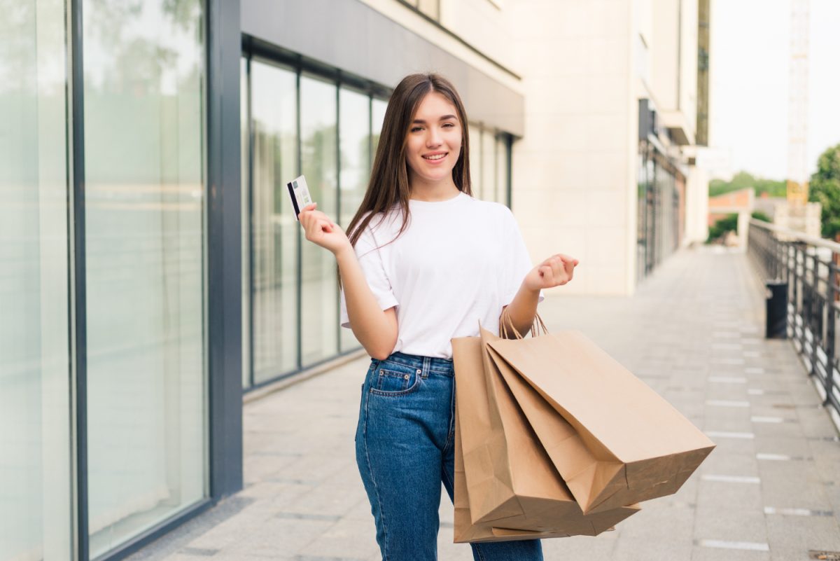 Mujer descubriendo Cuota anual de tarjeta de crédito.